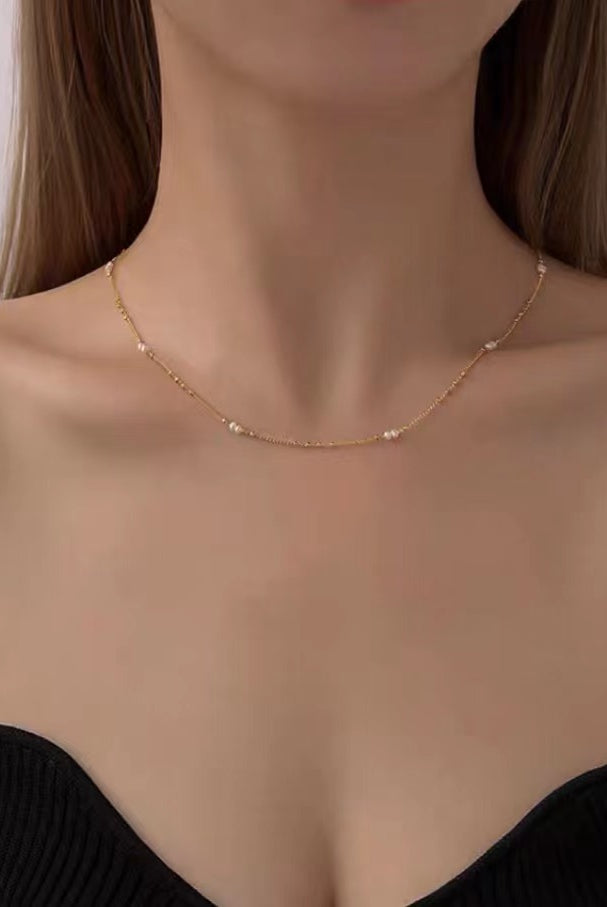 Cultured Pearl and Station Necklace in 18kt Gold - angle view